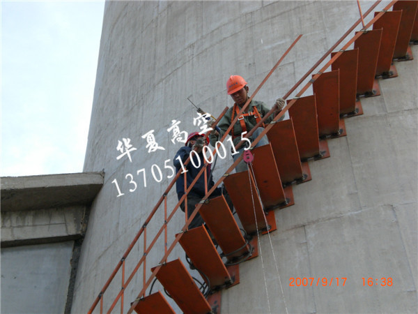 煙囪轉(zhuǎn)梯防腐.JPG